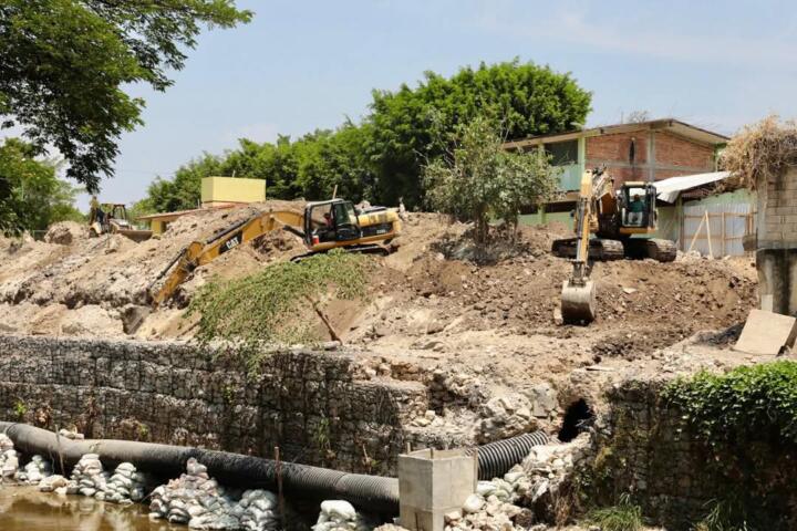 Da seguimiento Angel Torres a trabajos de rehabilitación de colector sanitario colapsado, en el río Sabinal