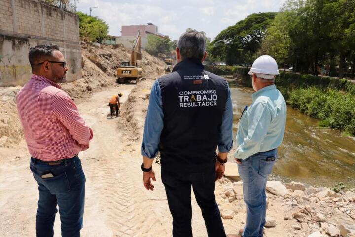 Da seguimiento Angel Torres a trabajos de rehabilitación de colector sanitario colapsado, en el río Sabinal