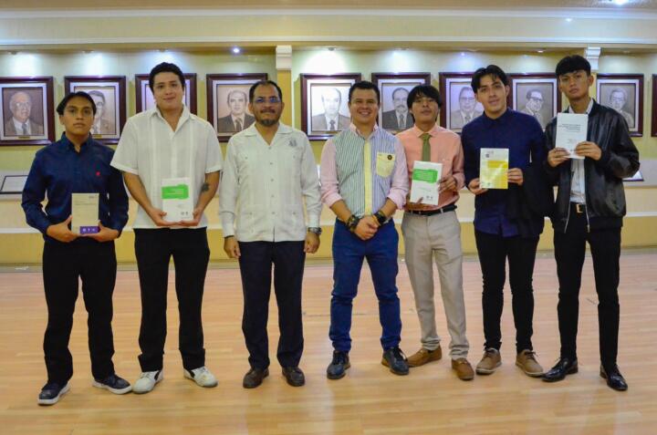 Recibe presidente del Poder Judicial a estudiantes de la Unicach