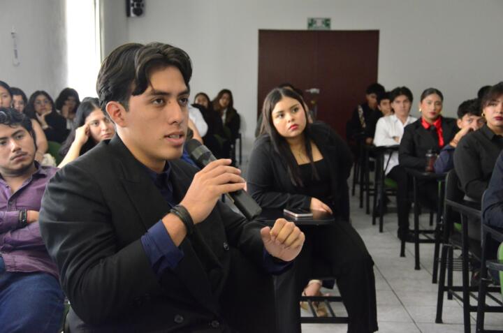 Recibe presidente del Poder Judicial a estudiantes de la Unicach