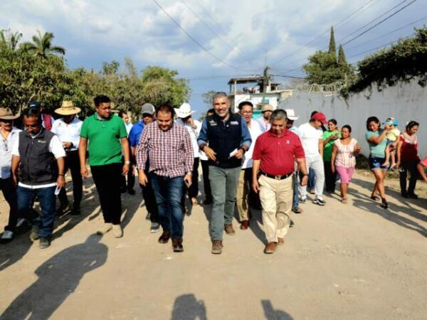 Da banderazo Angel Torres a una calle más, ahora en el Ejido El Jobo