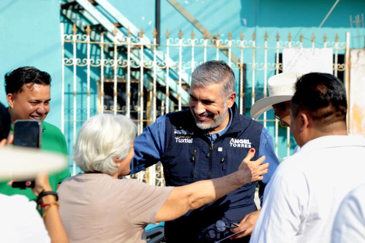 Da banderazo Angel Torres a una calle más, ahora en el Ejido El Jobo