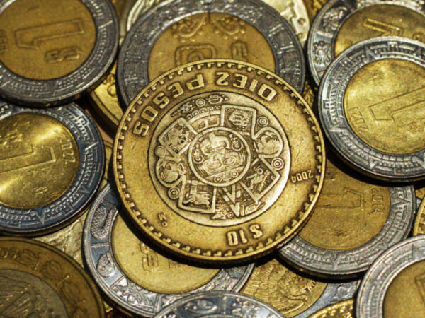El peso mexicano cierra con fuerza y el dólar toca su nivel más bajo en siete meses