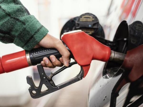 ¿Por qué es mejor cargar gasolina por la tarde durante las olas de calor?