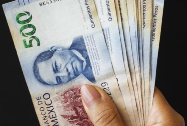 ¿Cuánto dinero se puede depositar en efectivo sin alertar al SAT?