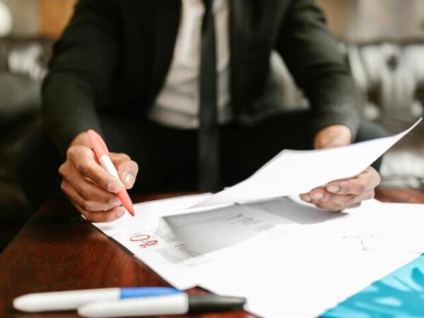 ¿Aún no te regresan impuestos? Así puedes saber si el SAT aprobó tu saldo a favor