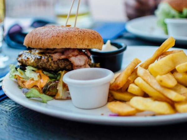 Dieta moderna bajo la lupa: relacionan alimentos ultraprocesados con señales tempranas del Parkinson