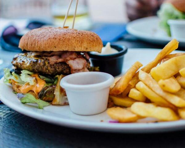Dieta moderna bajo la lupa: relacionan alimentos ultraprocesados con señales tempranas del Parkinson