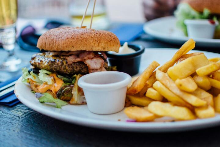 Dieta moderna bajo la lupa: relacionan alimentos ultraprocesados con señales tempranas del Parkinson Dieta moderna bajo la lupa: relacionan alimentos ultraprocesados con señales tempranas del Parkinson