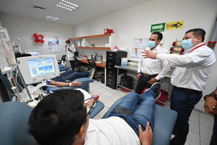 Eduardo Ramírez reconoce a donantes altruistas y promotores de la donación de sangre