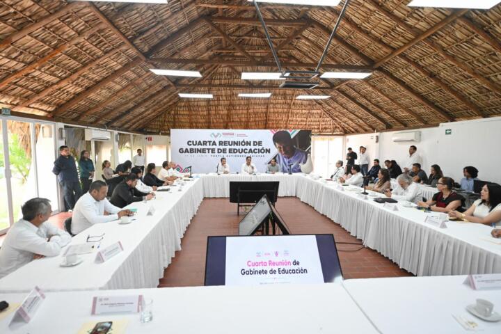 Junto al Gabinete de Educación, Eduardo Ramírez analiza avances del programa Chiapas Puede