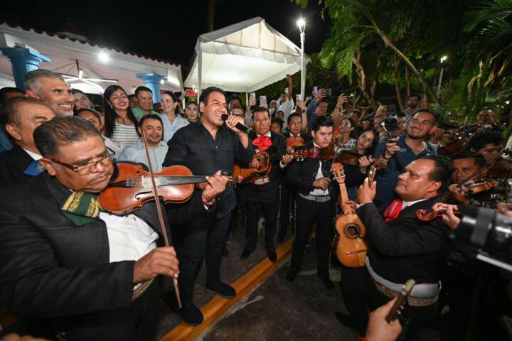 ¡Que viva el mariachi!: Eduardo Ramírez visita el Parque de Santa Cecilia