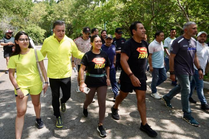 En un ambiente de alegría, Eduardo Ramírez celebra el Día del Padre con familias chiapanecas