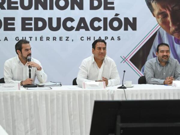 Junto al Gabinete de Educación, Eduardo Ramírez analiza avances del programa Chiapas Puede