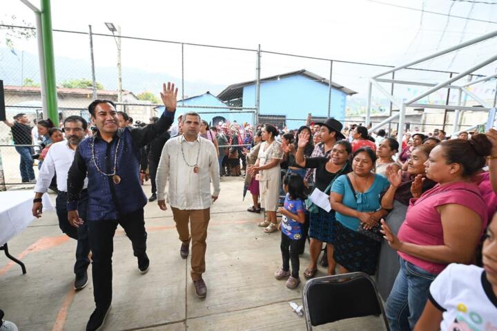 Eduardo Ramírez entrega becas y supervisa círculos de estudio en La Trinitaria y Las Rosas