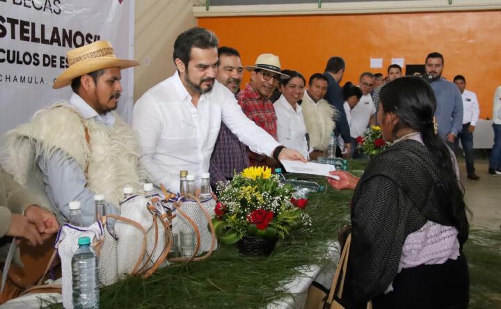 Beneficiarios de Larráinzar, Chamula y Zinacantán reciben la Beca Rosario Castellanos