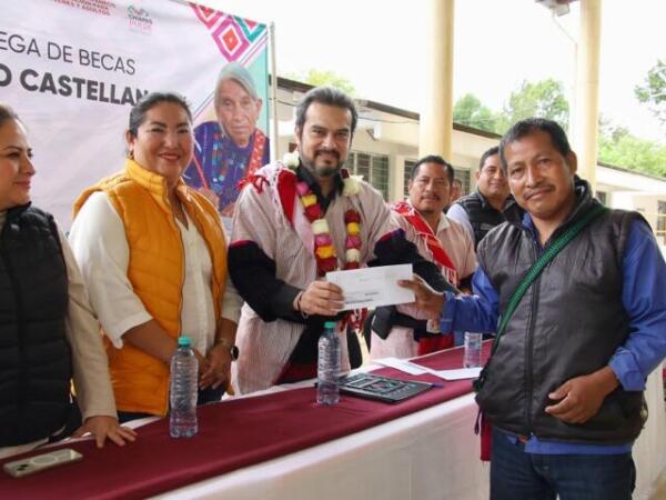 Continúa entrega de la Beca Rosario Castellanos en la región Altos Tsotsil Tseltal
