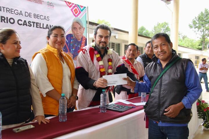 Continúa entrega de la Beca Rosario Castellanos en la región Altos Tsotsil Tseltal