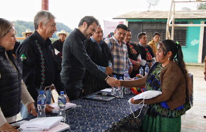 Continúa entrega de la Beca Rosario Castellanos en la región Altos Tsotsil Tseltal