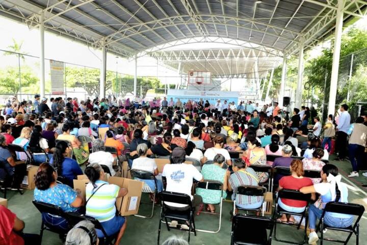 Beneficiamos con más aves de traspatio a mujeres tuxtlecas: Angel Torres