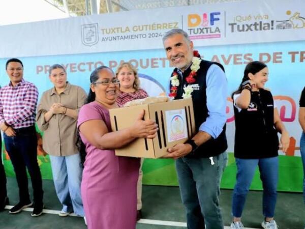 Beneficiamos con más aves de traspatio a mujeres tuxtlecas: Angel Torres
