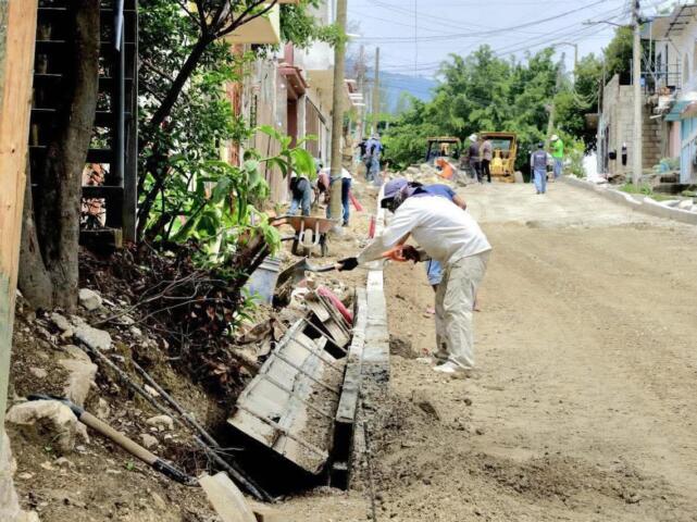Avanza pavimentación integral de una calle más en la colonia Francisco I. Madero
