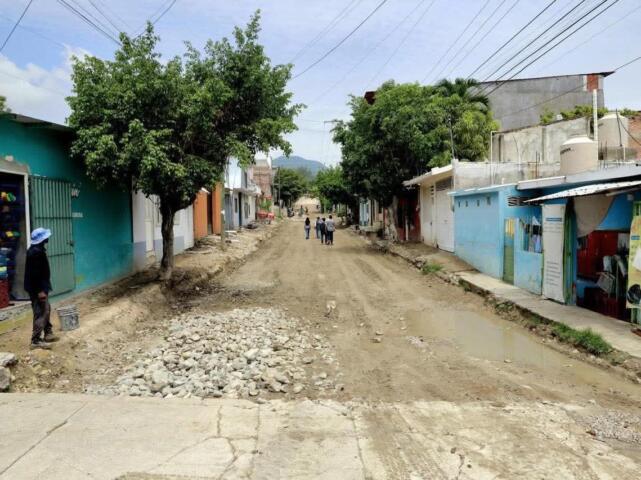 Avanza pavimentación integral de una calle más en la colonia Francisco I. Madero