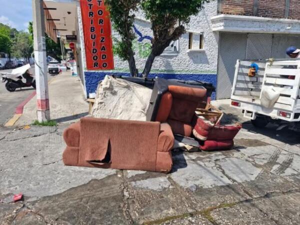 Invita Ayuntamiento de Tuxtla a no tirar sillones, colchones o muebles, en contenedores