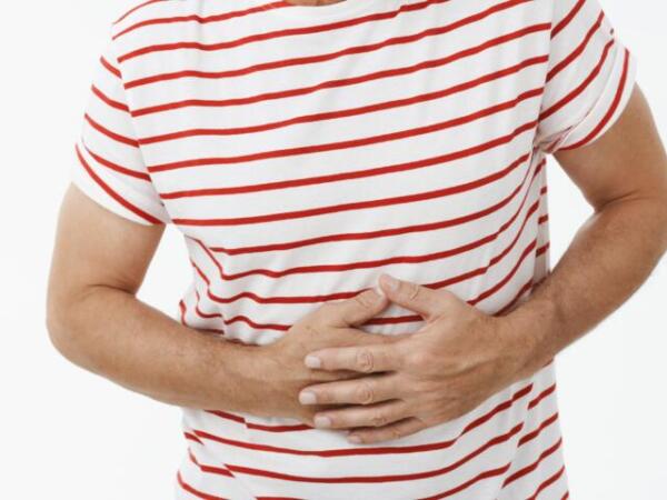 Reflujo, gases y dolor: síntomas que podrían indicar un problema digestivo grave