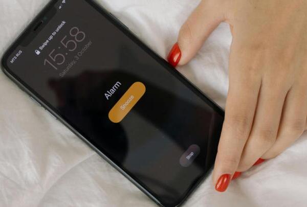 ¿Eres de los que pospone la alarma? Esto podría estar afectando tu salud
