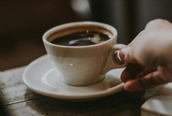 Beber café con cafeína podría ayudar a envejecer con buena salud, revelan científicos