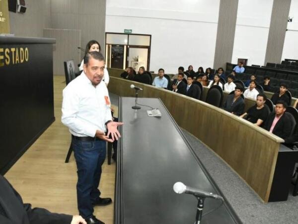 Javier Jiménez comparte diálogo con estudiantes de la UNICACH en el Congreso del Estado