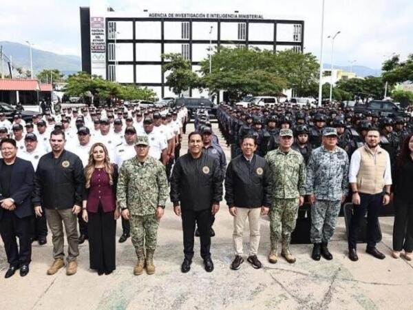 Eduardo Ramírez y Jorge Llaven entregan uniformes y equipo táctico a agentes de la AIIM de la FGE