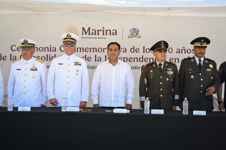 En Puerto Chiapas, Eduardo Ramírez participa en ceremonia por los 200 años de la Independencia en el Mar