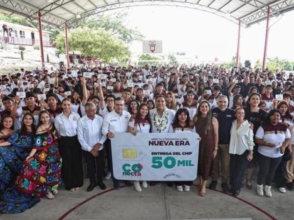 Eduardo Ramírez entrega el chip número 50 mil del programa Conecta Chiapas