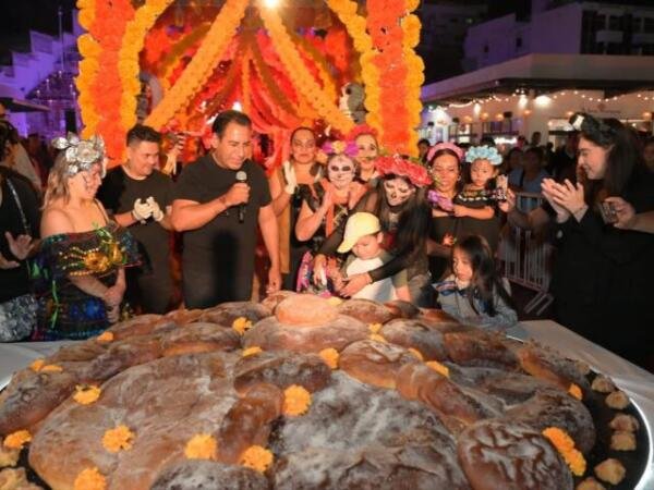 Eduardo Ramírez celebra con alegría y tradición el Día de Muertos en Tuxtla Gutiérrez