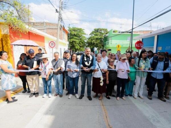 Angel Torres inaugura una calle más en colonia Santa Ana, como parte de Calles Felices