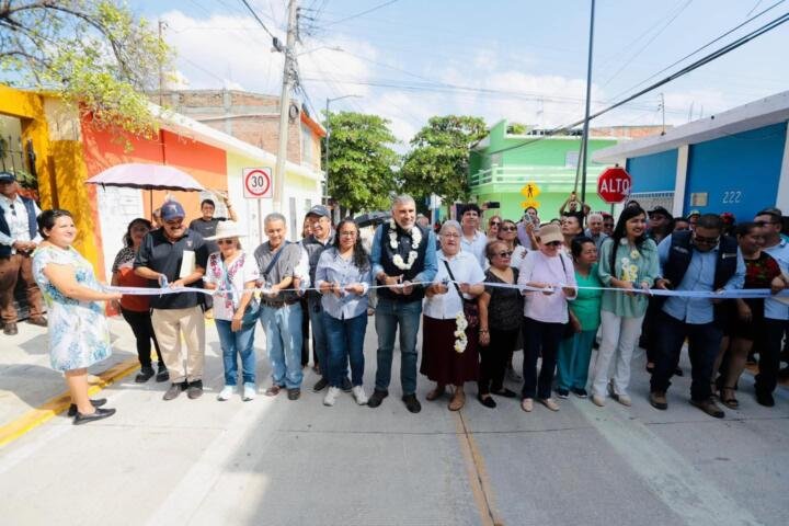Angel Torres inaugura una calle más en colonia Santa Ana, como parte de Calles Felices