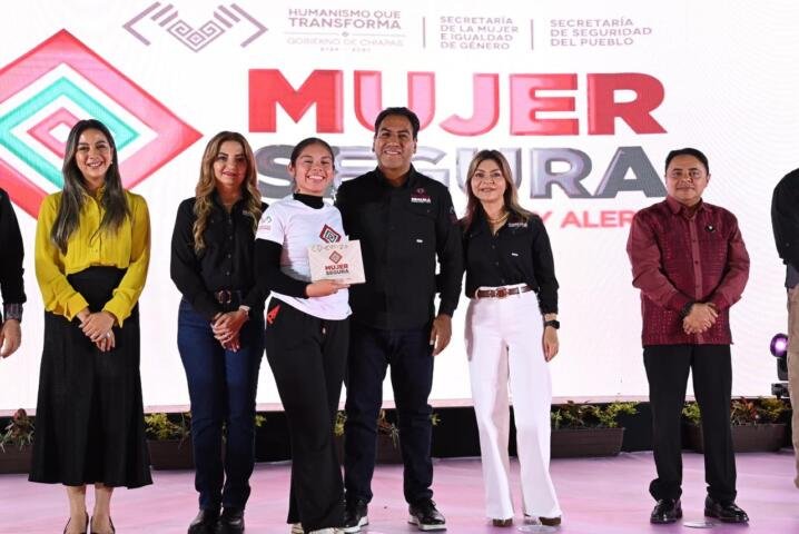 Juan Carlos Moreno Guillén se congratula por acciones a favor de la seguridad de las mujeres chiapanecas

El magistrado presidente del Poder Judicial del Estado, Juan Carlos Moreno Guillén, atestiguó el acto de entrega de los relojes inteligentes del programa “Mujer Segura, Presiona, Activa y Alerta” a estudiantes universitarias, que encabezó el gobernador Eduardo Ramírez Aguilar y la señora Sofía Espinoza Abarca.

Desde el Centro de Convenciones Universitario, "Dr. Manuel Velasco Suárez", con la anfitriona del rector de la Benemérita Universidad Autónoma de Chiapas, Oswaldo Chacón Rojas, participaron la secretaria de la Mujer e Igualdad de Género, Dulce María Rodríguez Ovando y el secretario de Seguridad del Pueblo, Óscar Alberto Aparicio Avendaño, junto con las y los representantes de las autoridades estatales, en este acto que refrenda el compromiso por la seguridad y el bienestar de las mujeres chiapanecas.

En este marco, el magistrado Moreno Guillén se congratuló por las acciones que el gobernador Eduardo Ramírez impulsa a favor de las mujeres, y reiteró su compromiso institucional de seguir trabajando porque la justicia sea la paz en Chiapas.