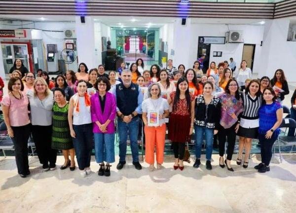 Entrega Angel Torres tabletas electrónicas a mujeres emprendedoras en Tuxtla