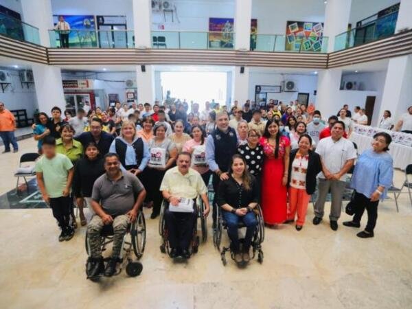 Angel Torres encabeza entrega de útiles escolares a estudiantes con discapacidad