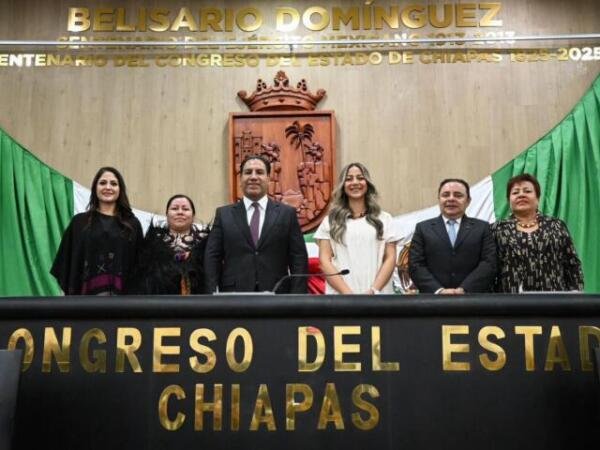 Gobernador Eduardo Ramírez devela en muro de honor inscripción: “Bicentenario del Congreso del Estado de Chiapas 1825-2025”
