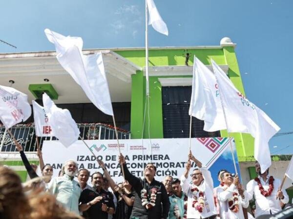 Eduardo Ramírez levanta la primera bandera blanca por la alfabetización en Nicolás Ruiz