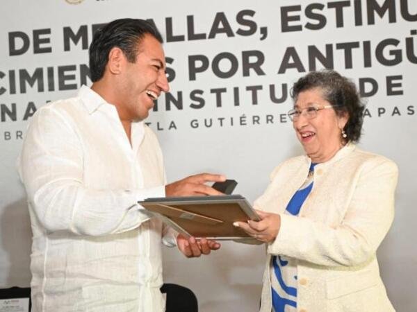 Entrega Eduardo Ramírez medallas, estímulos y reconocimientos por antigüedad al personal del Instituto de Salud