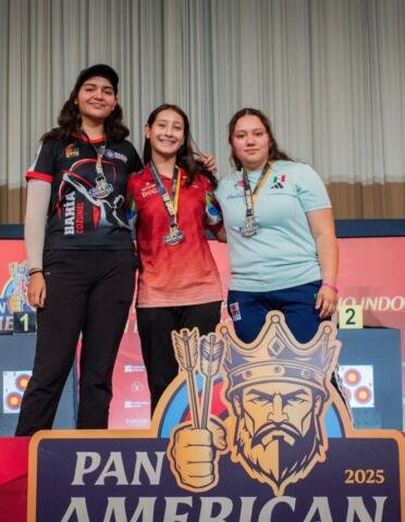 Arqueras chiapanecas en el pódium de honor en el Panamericano Indoor 2025