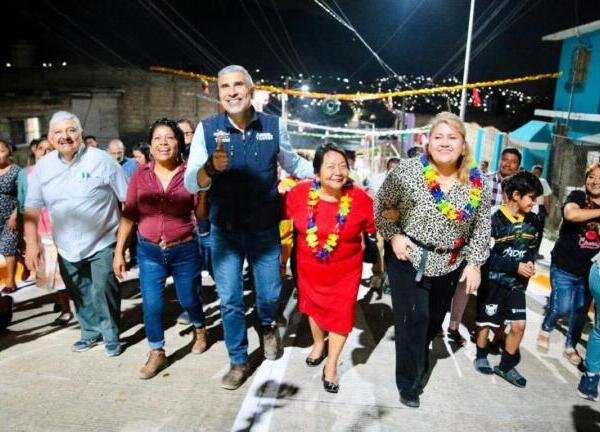 El presidente Angel Torres inauguró la pavimentación de las calles Jacarandas y Lirios, en beneficio de las familias de la Colonia Jardines del Norte.