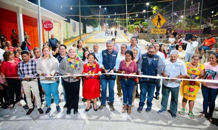 El presidente Angel Torres inauguró la pavimentación de las calles Jacarandas y Lirios, en beneficio de las familias de la Colonia Jardines del Norte.