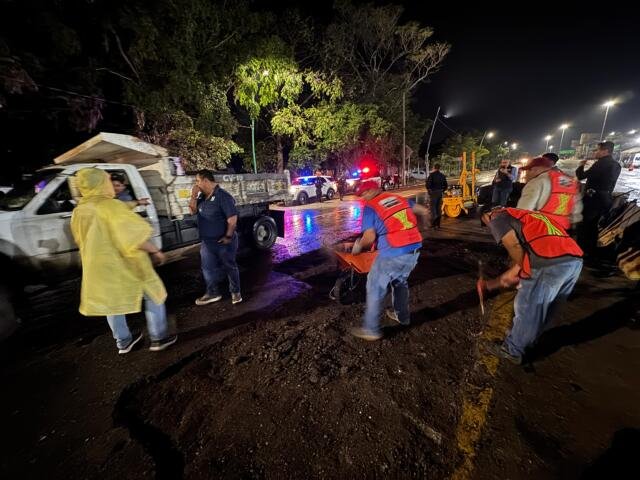 Angel Torres da seguimiento al programa “Bacheando Tuxtla” en La Pochota