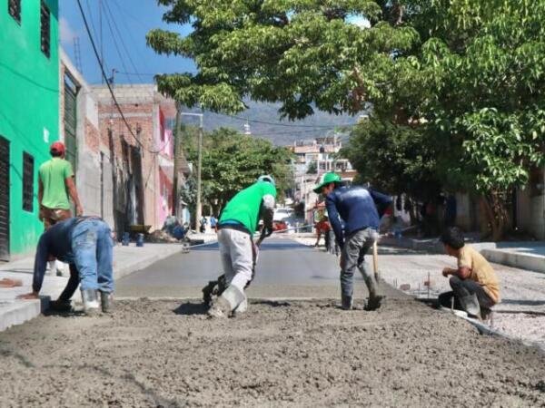 Angel Torres da seguimiento a obras en colonias Santa Cruz y El Roble