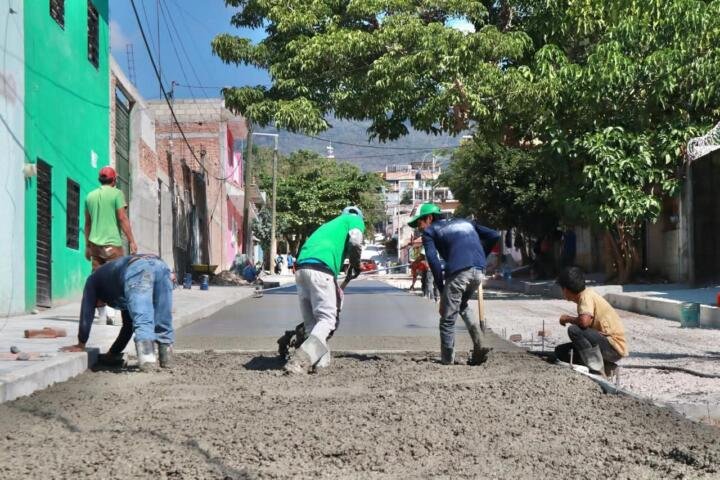 Angel Torres da seguimiento a obras en colonias Santa Cruz y El Roble